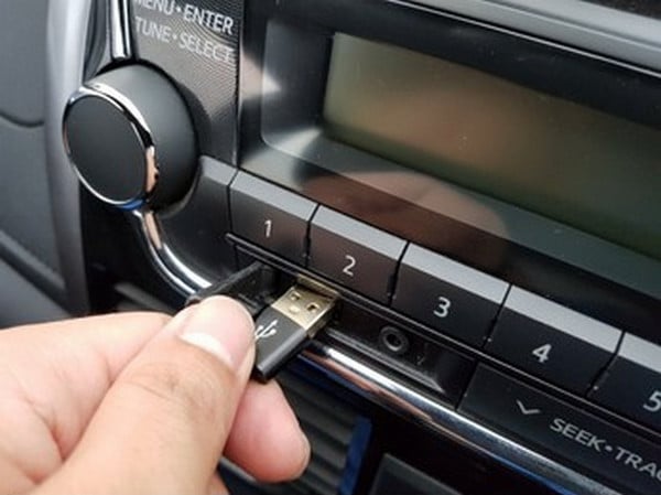 use cable to connect to the car